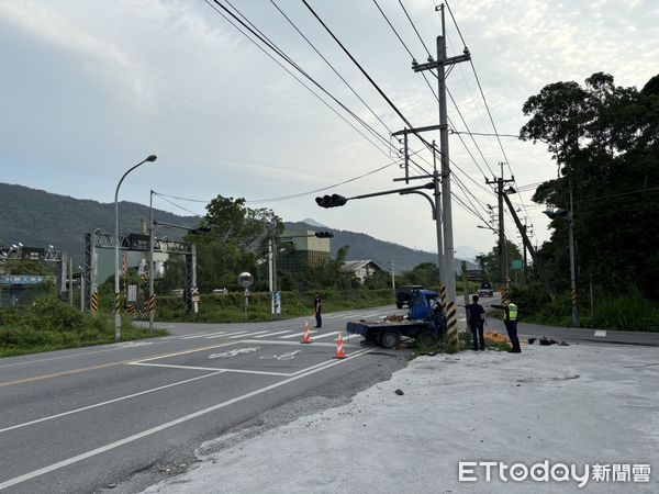 ▲▼             花蓮小貨車自撞，車內4人有2人當場失去呼吸心跳。（圖／記者王兆麟翻攝，下同）