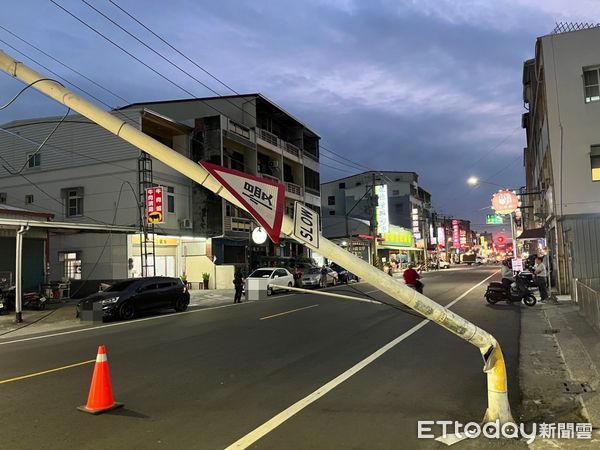 ▲▼阿蓮區忠孝路38號前發生一起曳引車勾扯電線事故，造成交通一度打結。（圖／記者吳世龍翻攝）