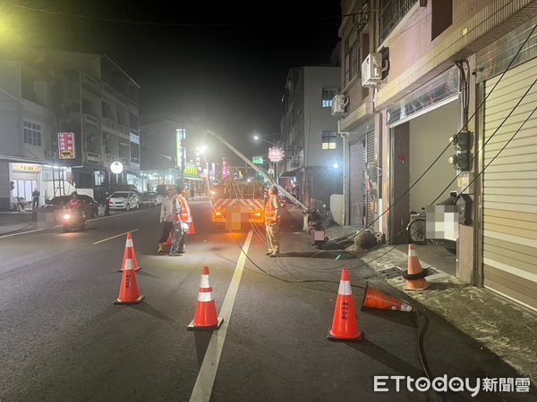 ▲▼阿蓮區忠孝路38號前發生一起曳引車勾扯電線事故，造成交通一度打結。（圖／記者吳世龍翻攝）