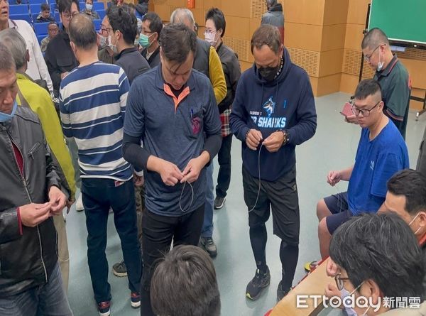 ▲操作捕抓綠鬣蜥            。（圖／記者陳崑福翻攝）