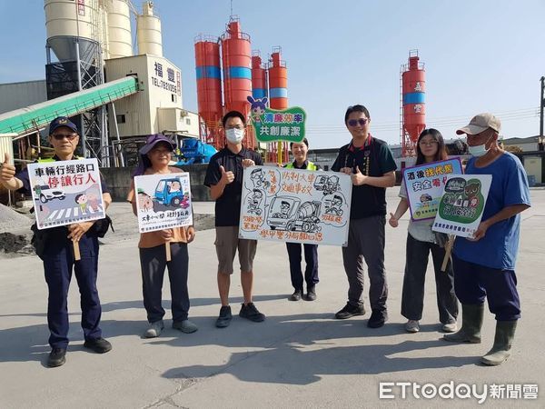 ▲台南市學甲警分局執行大型車交通專案勤務，針對台17與台19線等重點路段強化取締。（記者林東良翻攝，下同）