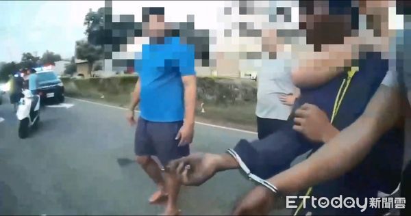 ▲▼1名員警在熱心路人幫忙下，順利逮捕8名逃逸移工。（圖／民眾提供，下同）