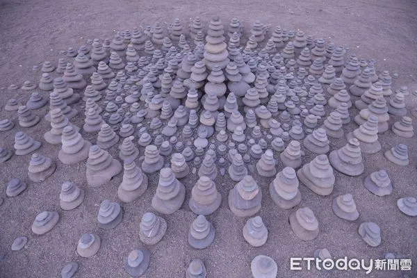 ▲▼七星潭已可見到國內外藝術家的疊石作品。（圖／花蓮縣政府提供，下同）