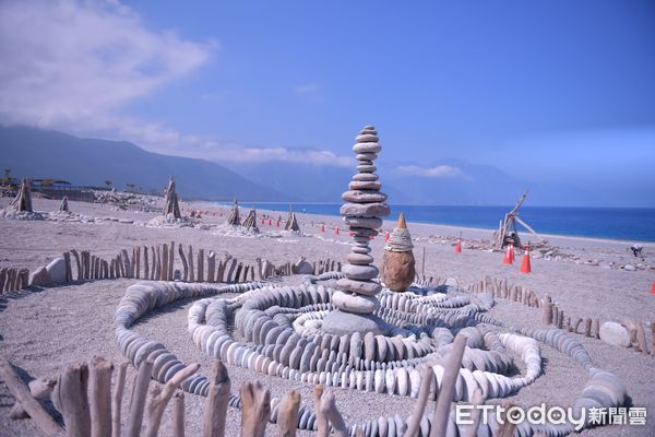 ▲▼七星潭已可見到國內外藝術家的疊石作品。（圖／花蓮縣政府提供，下同）