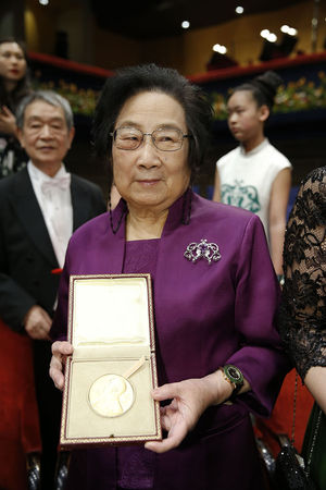 ▲▼2015年12月10日，屠呦呦在諾貝爾獎頒獎儀式結束後展示獲得的獎章。（圖／翻攝新華社）
