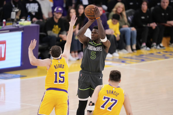 ▲▼湖人詹姆斯、灰狼艾德華茲 。（圖／達志影像／美聯社）