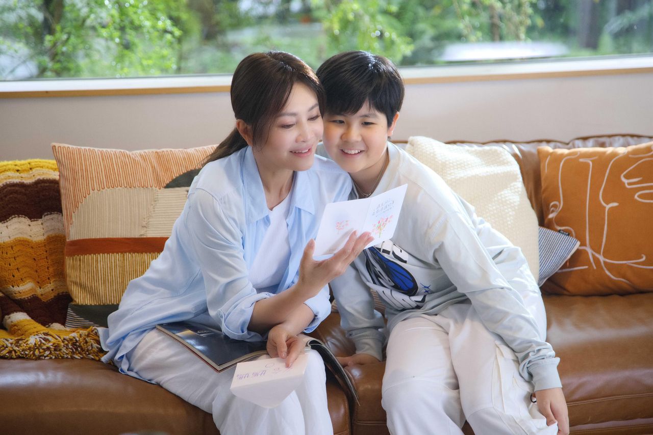 ▲▼「美魔女歌手」Rita與兒子〈打勾勾〉。（圖／艾迪昇提供）