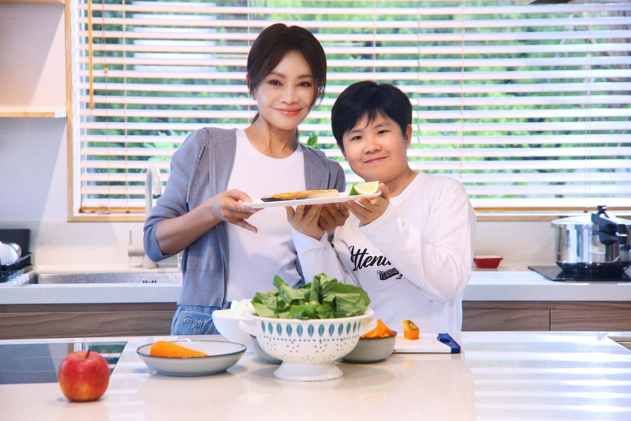 ▲▼「美魔女歌手」Rita與兒子〈打勾勾〉。（圖／艾迪昇提供）