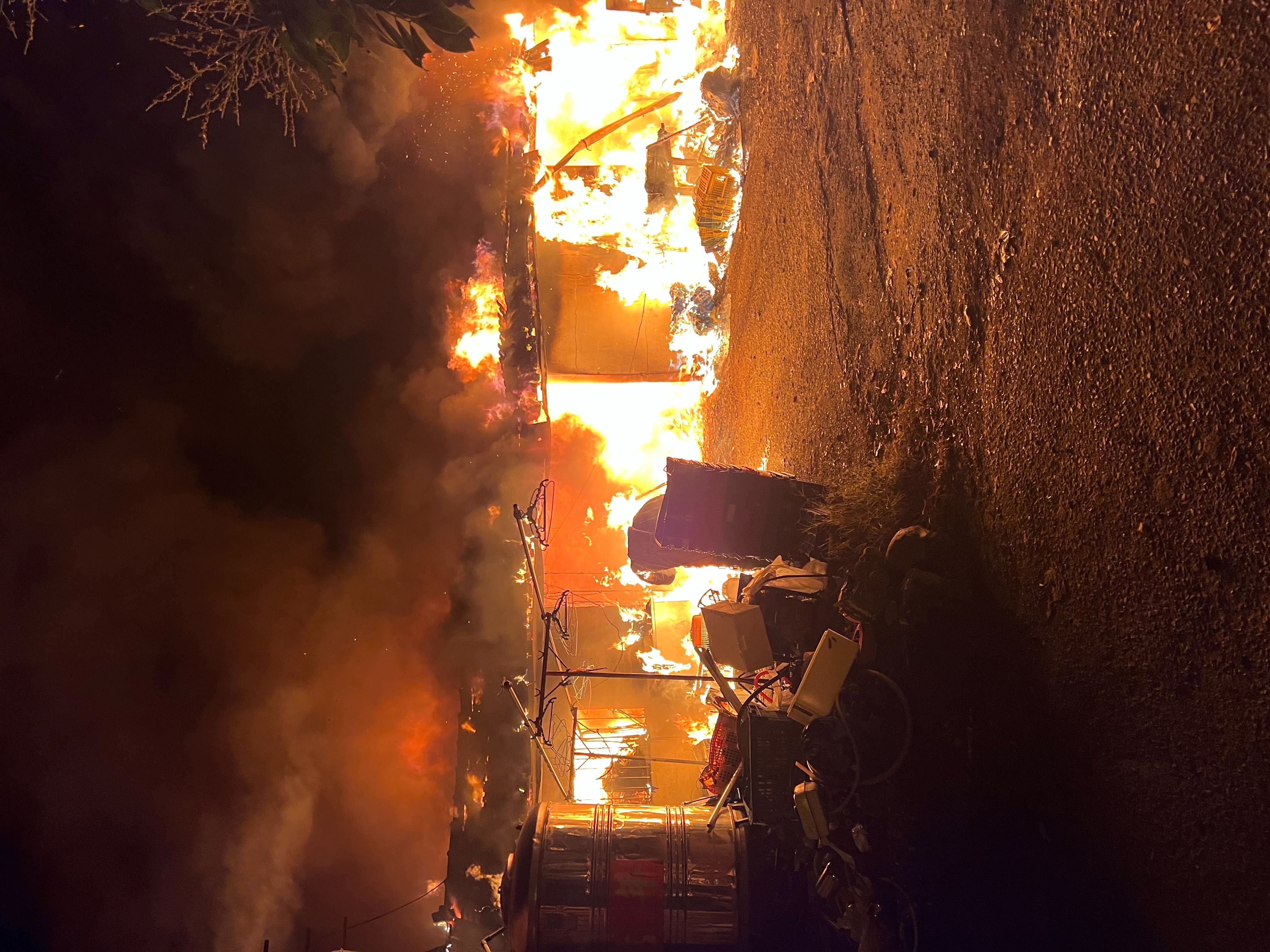 ▲集集鎮一處民宅於暗夜陷入火海。（圖／記者高堂堯翻攝）