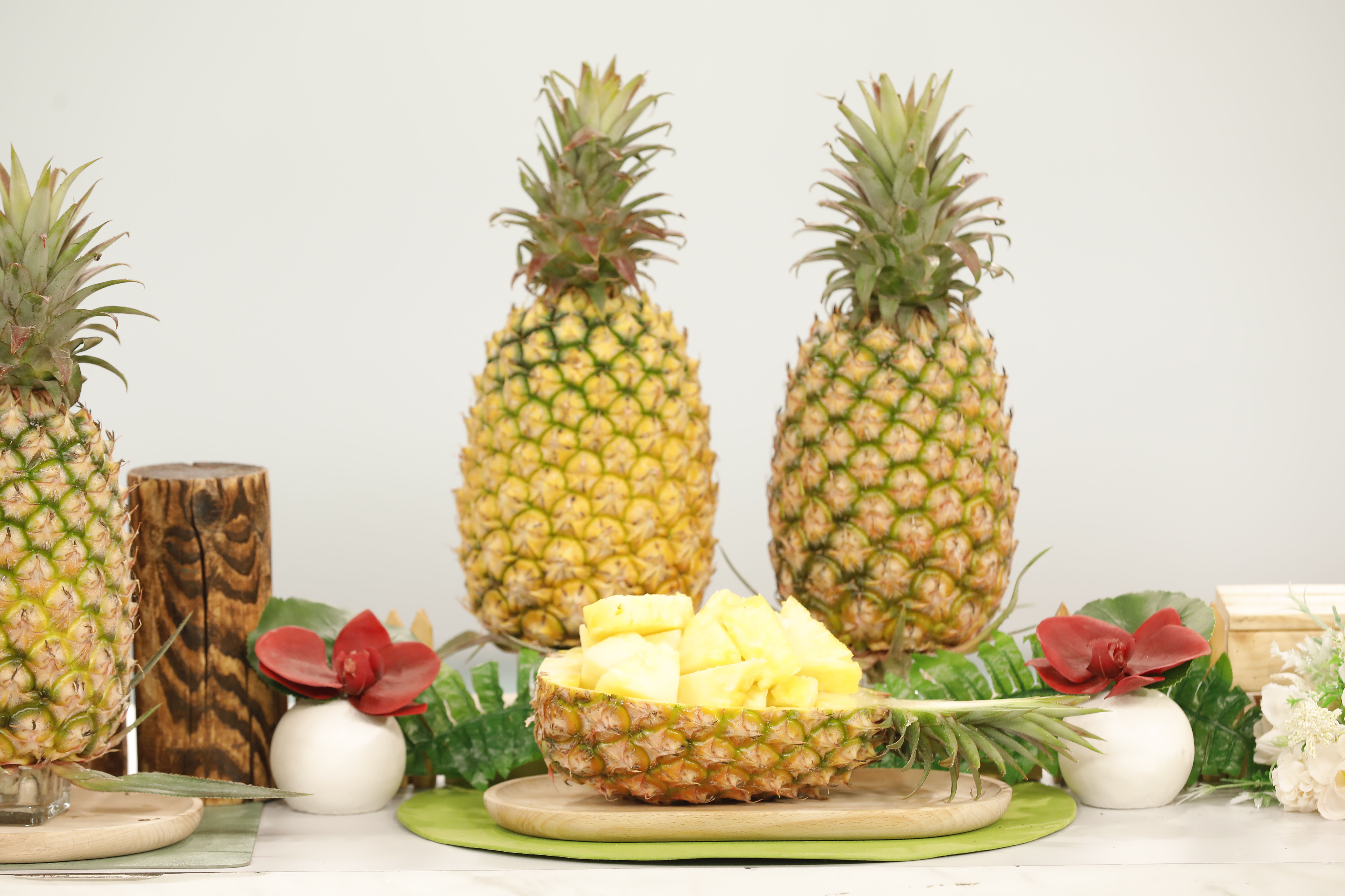 ▲▼台南市長黃偉哲第19次登上東森農場，推廣台南關廟優質金鑽鳳梨。（圖／記者湯興漢攝）