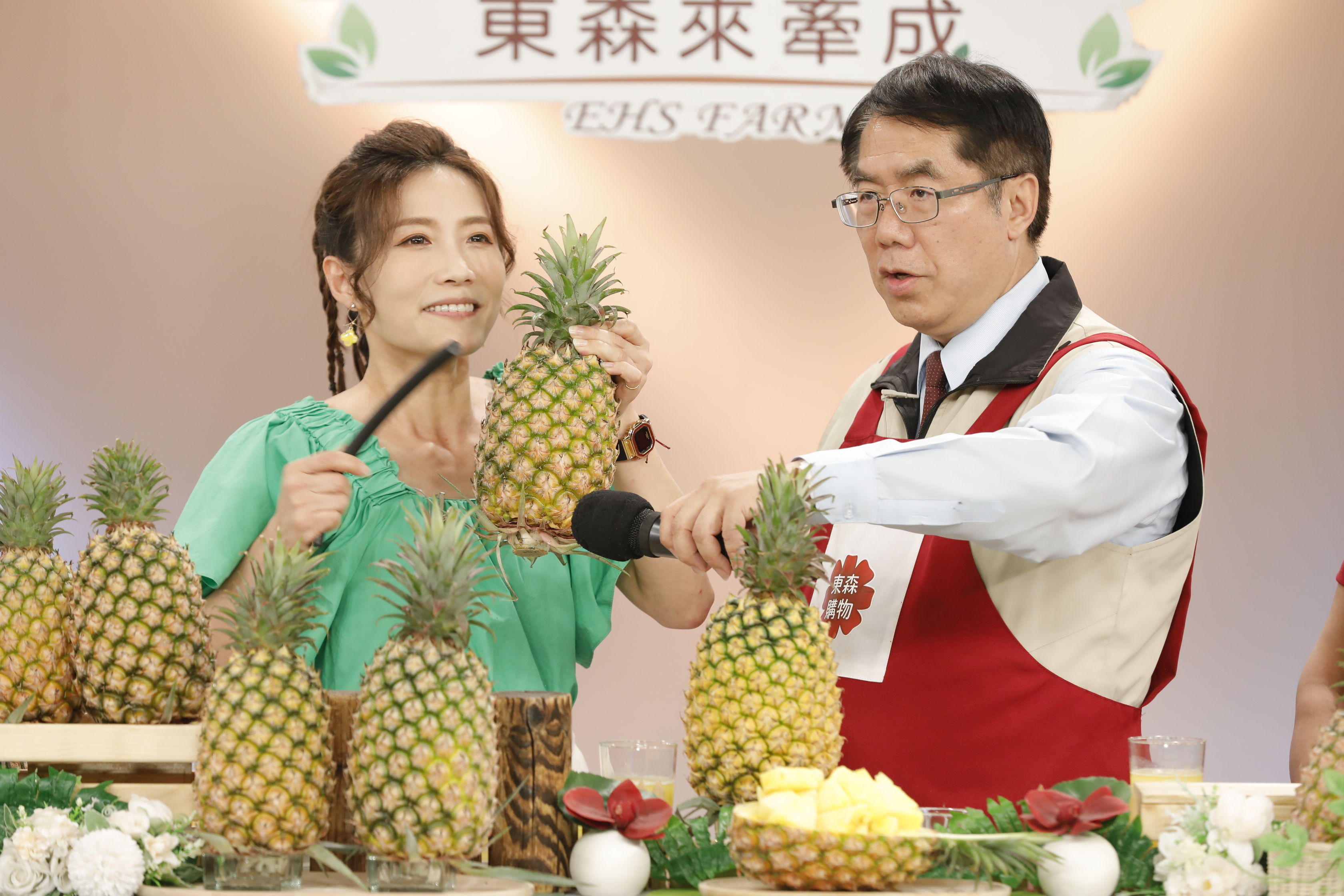 ▲▼台南市長黃偉哲第19次登上東森農場，推廣台南關廟優質金鑽鳳梨。（圖／記者湯興漢攝）