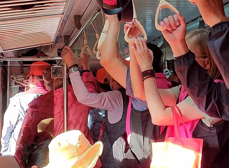 ▲▼鞭炮彩帶纏繞台鐵電車線，旅客受困斷電車廂內近80分鐘。（圖／翻攝爆料公社）