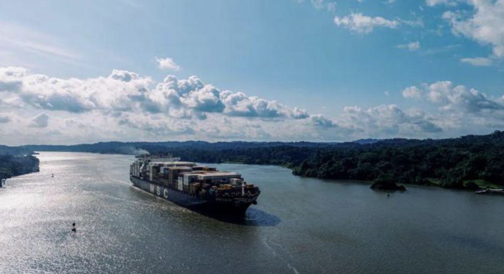 ▲一艘航行在巴拿馬運河上的貨船。（圖／翻攝新華社）