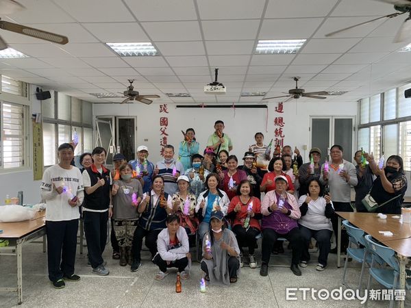 ▲花蓮縣環保局舉辦「源頭減量 X 廢玻璃藝術燈手作課程」圓滿落幕。（圖／花蓮縣政府提供，下同）