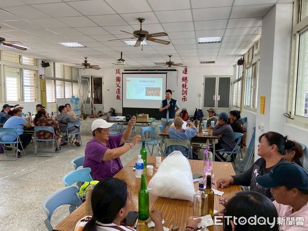 ▲花蓮縣環保局舉辦「源頭減量 X 廢玻璃藝術燈手作課程」圓滿落幕。（圖／花蓮縣政府提供，下同）