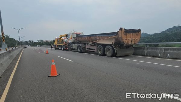 ▲砂石車駕駛下車時摔倒跌落車道，慘遭機車輾壓頭部命危，血流一地。（圖／記者楊永盛翻攝）