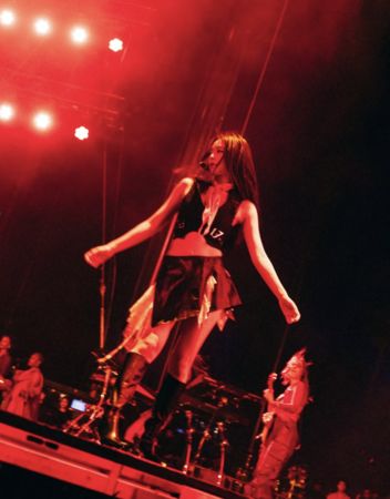 ▲▼ 母愛的直覺！Jennie媽科切拉「秒拿帽子遮屁股」護女怕走光　10秒影片暖爆。（圖／翻攝自Jennie IG）