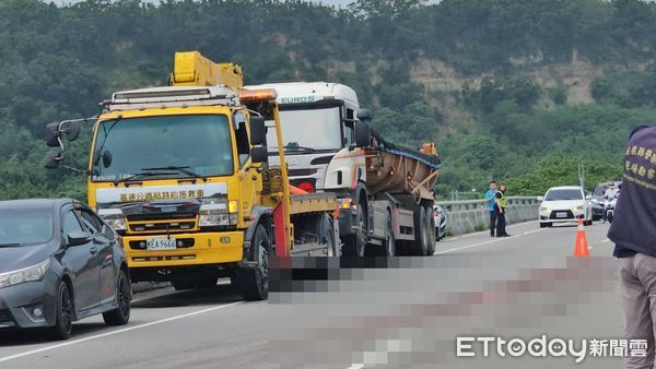 ▲砂石車駕駛下車時摔倒跌落車道，慘遭機車輾壓頭部命危，血流一地。（圖／記者楊永盛翻攝）            