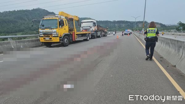 ▲砂石車駕駛下車時摔倒跌落車道，慘遭機車輾壓頭部命危，血流一地。（圖／記者楊永盛翻攝）            