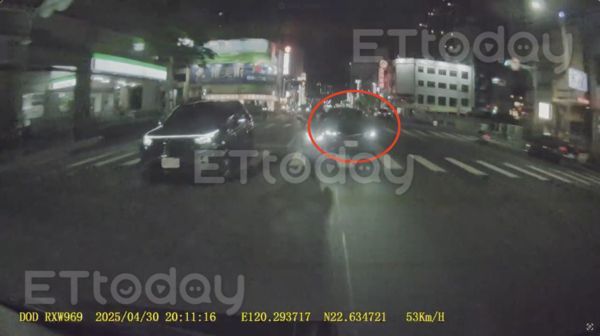 ▲這輛轎車加速變換車道沒依照規定打方向燈 。（圖／記者吳奕靖攝）