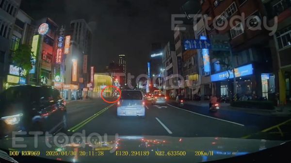 ▲這輛轎車加速變換車道沒依照規定打方向燈 。（圖／記者吳奕靖攝）