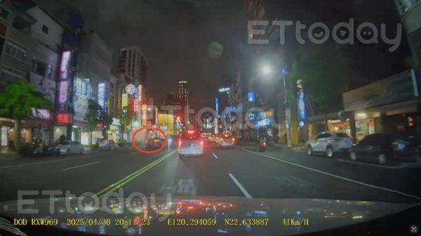 ▲這輛轎車加速變換車道沒依照規定打方向燈 。（圖／記者吳奕靖攝）