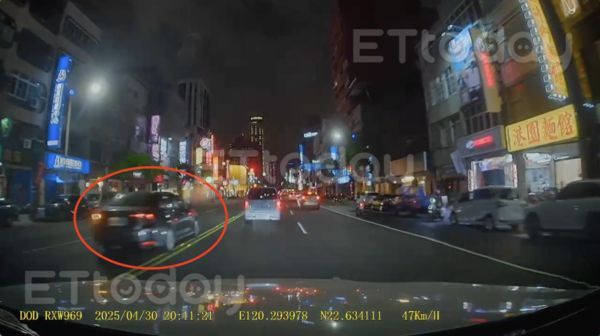 ▲這輛轎車加速變換車道沒依照規定打方向燈 。（圖／記者吳奕靖攝）