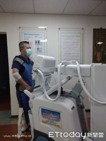 國內首次以人類X光技術成功診斷動物胃阻塞為國王企鵝「JoJo」進行胃腸道透視檢查，促