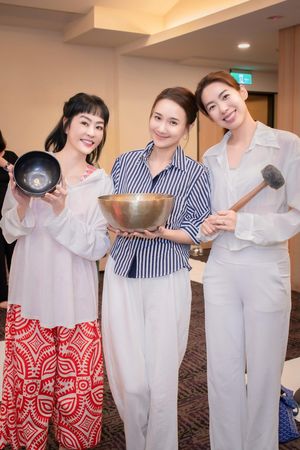 ▲何妤玟親自為大家上瑜珈課。（圖／源鑛娛樂）