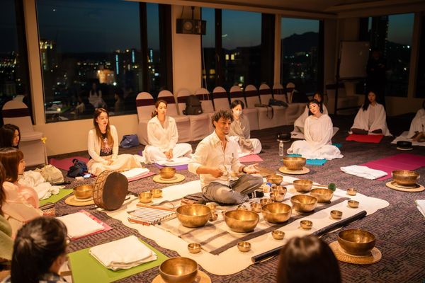 ▲何妤玟親自為大家上瑜珈課。（圖／源鑛娛樂）