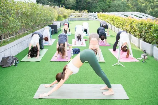 ▲何妤玟親自為大家上瑜珈課。（圖／源鑛娛樂）