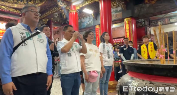 ▲▼             前立委蔡壁如率領民眾黨員到廟裡，替柯文哲祈福。（圖／攝影中心攝，下同）