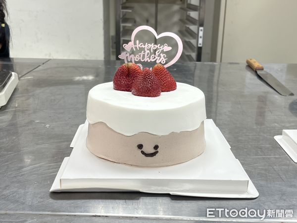 ▲台南市勞工局推動多元勞工學苑課程，並配合「曾文市政願景園區」啟用，1日於園區舉辦「幸福體驗手作難哄蛋糕」烘焙課程。（圖／記者林東良翻攝，下同）