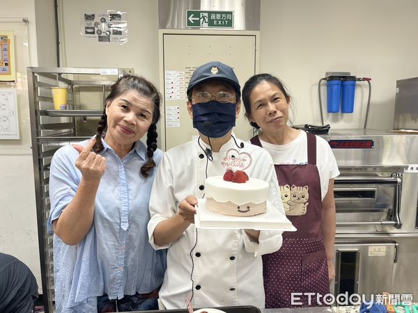 ▲台南市勞工局推動多元勞工學苑課程，並配合「曾文市政願景園區」啟用，1日於園區舉辦「幸福體驗手作難哄蛋糕」烘焙課程。（圖／記者林東良翻攝，下同）