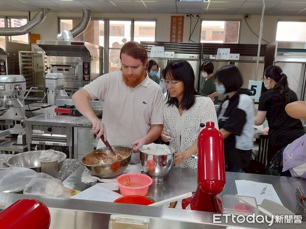 ▲台南市勞工局推動多元勞工學苑課程，並配合「曾文市政願景園區」啟用，1日於園區舉辦「幸福體驗手作難哄蛋糕」烘焙課程。（圖／記者林東良翻攝，下同）