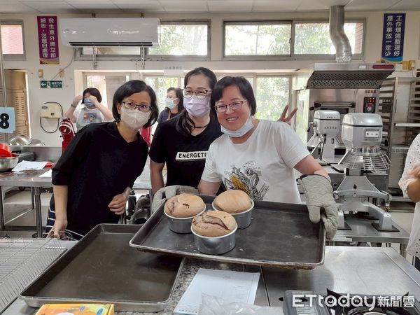 ▲台南市勞工局推動多元勞工學苑課程，並配合「曾文市政願景園區」啟用，1日於園區舉辦「幸福體驗手作難哄蛋糕」烘焙課程。（圖／記者林東良翻攝，下同）