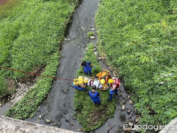 ▲▼大里區大排水溝驚見一具無名男浮屍，身份待查。（圖／民眾提供，下同）