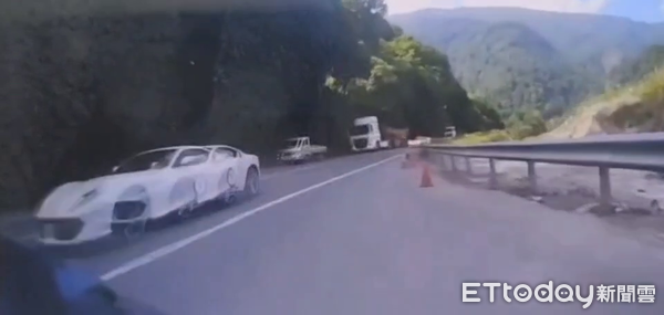 ▲多輛超跑於埔霧公路違規爭道行駛。（圖／記者高堂堯翻攝）