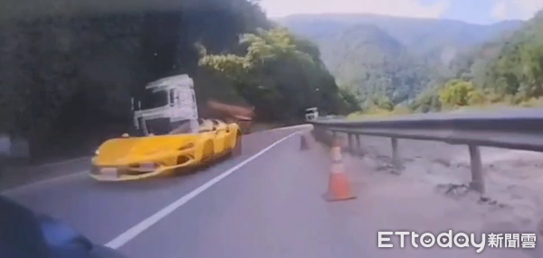 ▲多輛超跑於埔霧公路違規爭道行駛。（圖／記者高堂堯翻攝，下同）