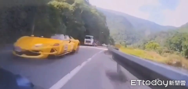 ▲多輛超跑於埔霧公路違規爭道行駛。（圖／記者高堂堯翻攝）