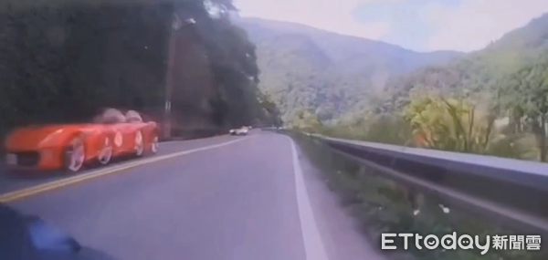 ▲多輛超跑於埔霧公路違規爭道行駛。（圖／記者高堂堯翻攝）