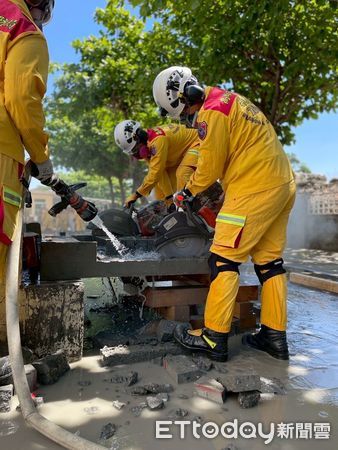 ▲▼特搜人員模擬多樣化的複雜災害情境，透過實地操作障礙物破壞移除、坍塌建築支撐以及精密的搜索技術。（圖／記者吳世龍翻攝）