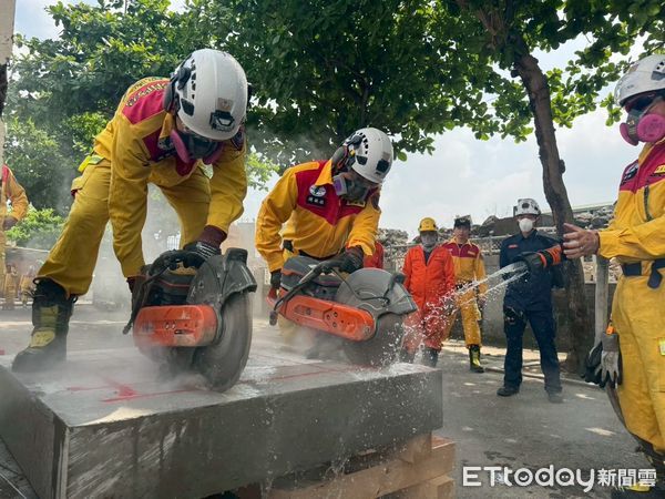 ▲▼特搜人員模擬多樣化的複雜災害情境，透過實地操作障礙物破壞移除、坍塌建築支撐以及精密的搜索技術。（圖／記者吳世龍翻攝）