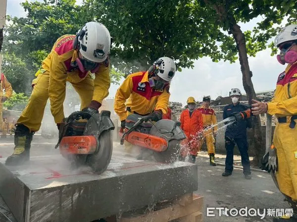 ▲▼特搜人員模擬多樣化的複雜災害情境，透過實地操作障礙物破壞移除、坍塌建築支撐以及精密的搜索技術。（圖／記者吳世龍翻攝）