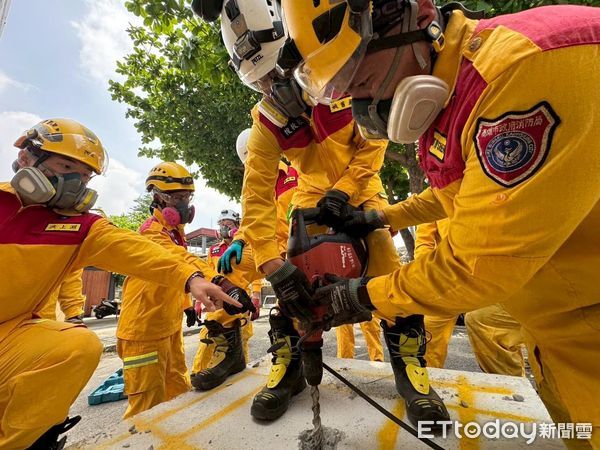 ▲▼特搜人員模擬多樣化的複雜災害情境，透過實地操作障礙物破壞移除、坍塌建築支撐以及精密的搜索技術。（圖／記者吳世龍翻攝）