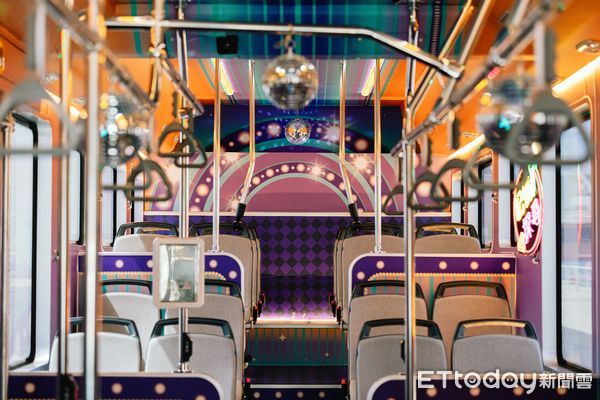 ▲▼高雄公車變身藍寶石大歌廳，車內滿滿秀場元素。（圖／記者許宥孺翻攝）
