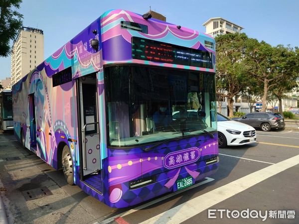 ▲▼高雄公車變身藍寶石大歌廳，車內滿滿秀場元素。（圖／記者許宥孺翻攝）