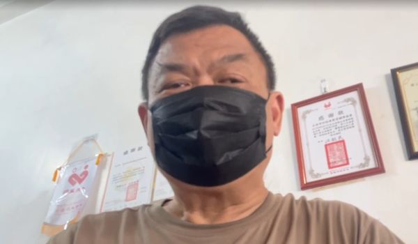 ▲台南火車站排班計程車司機行駛途中滑手機，疑似邊開車邊觀看節目，乘客心驚不已直呼「怕回不了家」。（圖／翻攝自/threads/ jenny_keke）