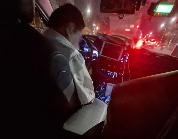 ▲台南火車站排班計程車司機行駛途中滑手機，疑似邊開車邊觀看節目，乘客心驚不已直呼「怕回不了家」。（圖／翻攝自/threads/ jenny_keke）