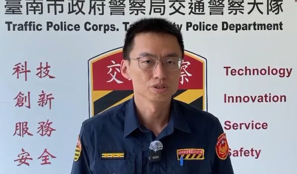 ▲台南火車站排班計程車司機行駛途中滑手機，疑似邊開車邊觀看節目，乘客心驚不已直呼「怕回不了家」。（圖／翻攝自/threads/ jenny_keke）